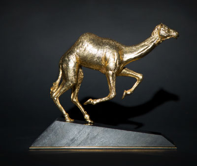 Boitedelartisan-uae-dubai-medals-trophies-awards-precious-metals-goldcamel-luxury-awards-accessories-objects-of-art-luxury-custom-made-trophies-hand-crafted-gifts-luxury-gifts-handmade-crafts-royal-gifts-traditional-royal-camel-trophy-gold