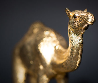 Boitedelartisan-uae-dubai-medals-trophies-awards-precious-metals-goldcamel-luxury-awards-accessories-objects-of-art-luxury-custom-made-trophies-hand-crafted-gifts-luxury-gifts-handmade-crafts-royal-gifts-traditional-royal-camel-trophy-gold